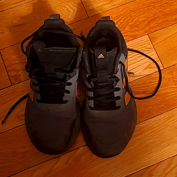 Boys Black Adidas Sneakers Size US4 - Picture 1 of 4